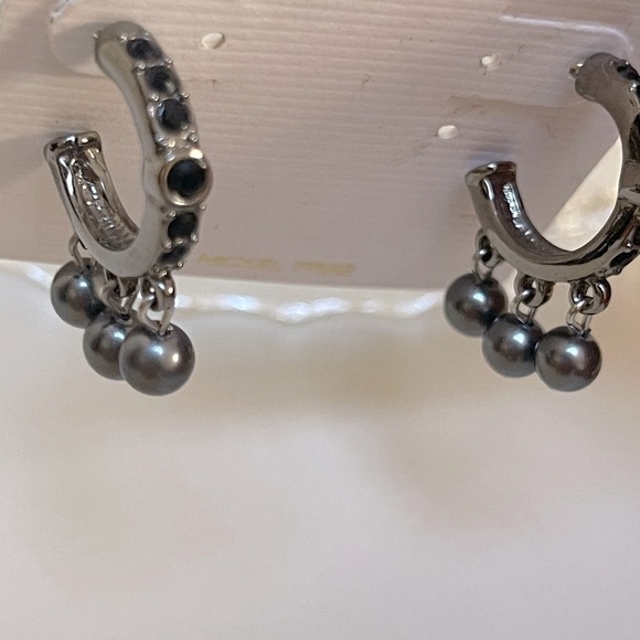 👋 3/$15 SILVER HOOP PARTY EARRINGS - Picture 3 of 4